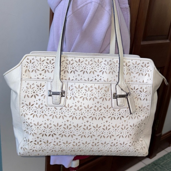 Coach F27391 Taylor eyelet shoulder bag leather cut out off-white eggshell EUC - Picture 1 of 17